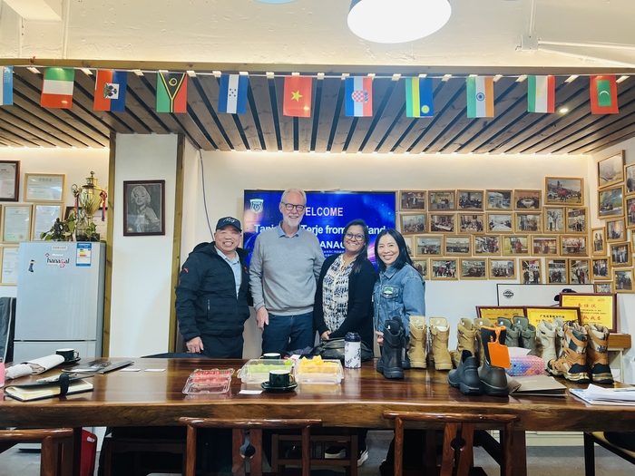 Pelanggan saka Norwegia lan Denmark Ngunjungi Guangzhou Hanagal Shoes Co., Ltd kanggo Njelajah Kesempatan Anyar ing Industri